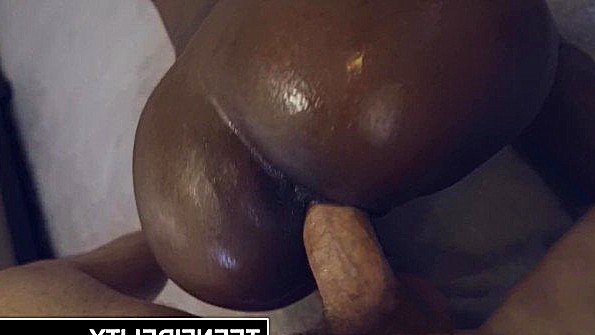 Чернокожая красотка грубо ебется с белым мужиком
