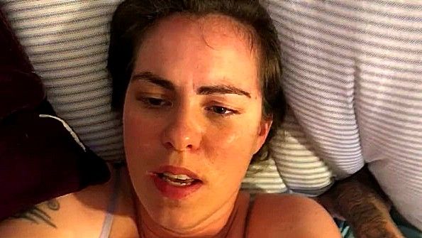 Жена лежит на спине и получает реальный оргазм