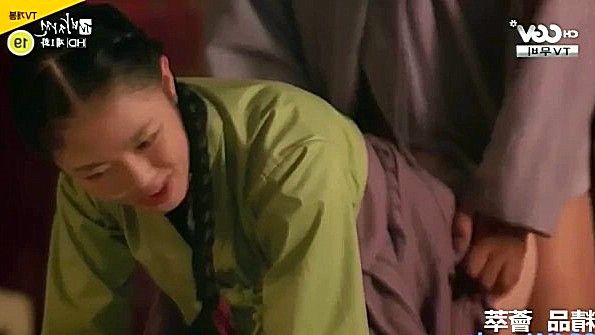 Кореянка послушно раздевается и готова трахнуться