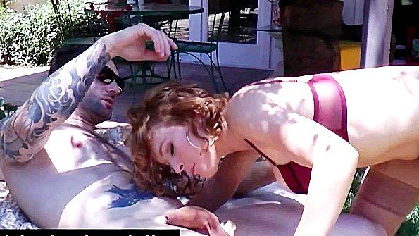 Похотливая дамочка совратила мужика на трах