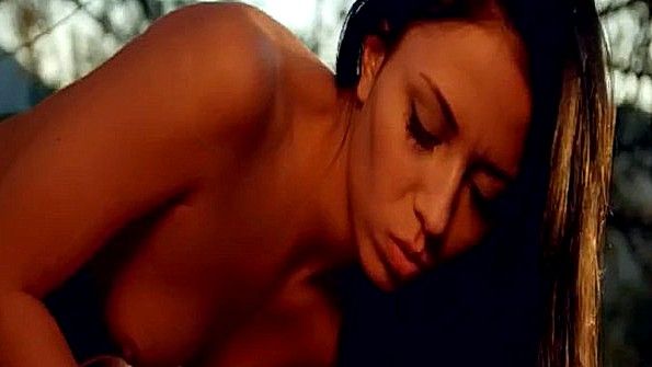 Лесбийские шалости двух кокеток на природе