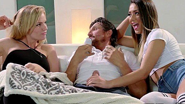 Дочь потрахается с отцом на глазах у своей матери