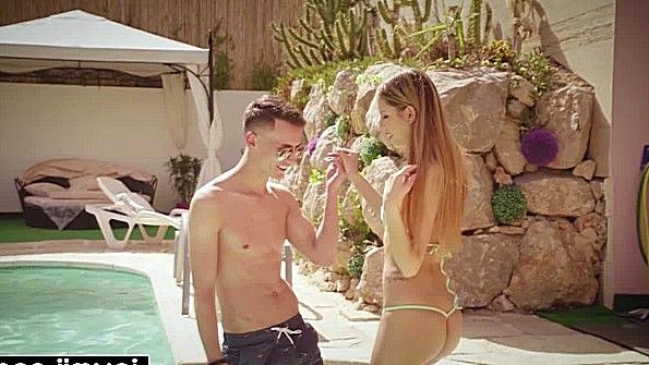 Кокетливая девка в бикини добилась траха с чуваком