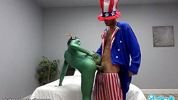 Зеленая женщина удивляет мужика спариванием