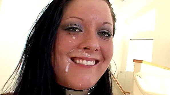 Потрахала себя дилдо в зад и готова впустить туда хуй