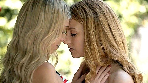 Нежные поцелуи девушек и лизание ими пезд