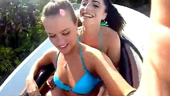 Возбужденные девки трахаются в парке аттракционов