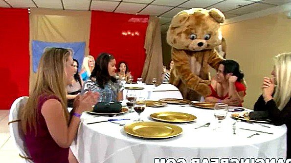 Стриптизеры радуют девок возможностью сосать