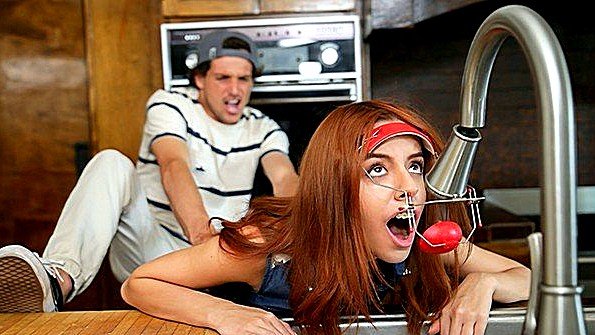 Задрал платье на сучке и затрахал ее сзади