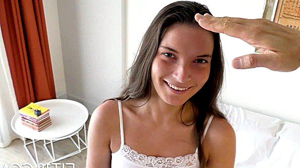 Девица согласилась раздеться и поебаться в зад