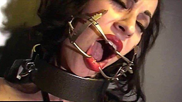 Сексуальная рабыня стонет от жестких ласк хозяйки