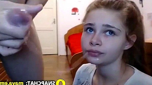 Трахает молодую подружку в ротик в режиме онлайн