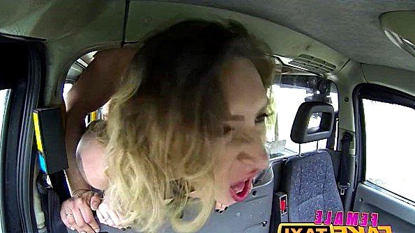 Таксистка готова грубо поебаться с парнем