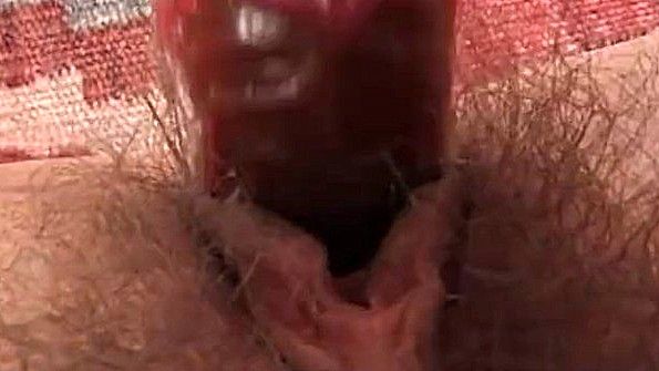 Любительница полирует дилдо свою небритую пизду