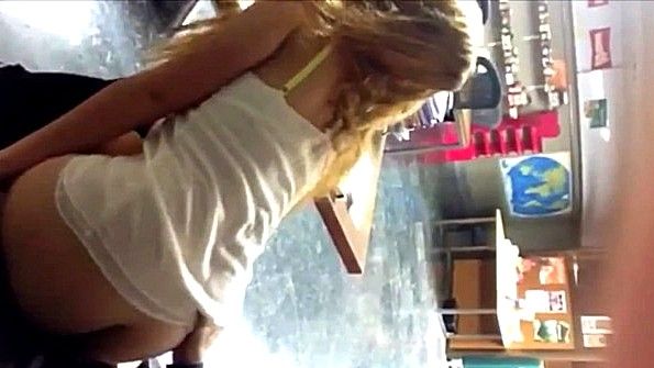 Реальный трах горячей блондинки прямо в классе