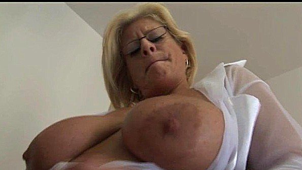 Пышногрудая старая секретарша занялась дрочкой