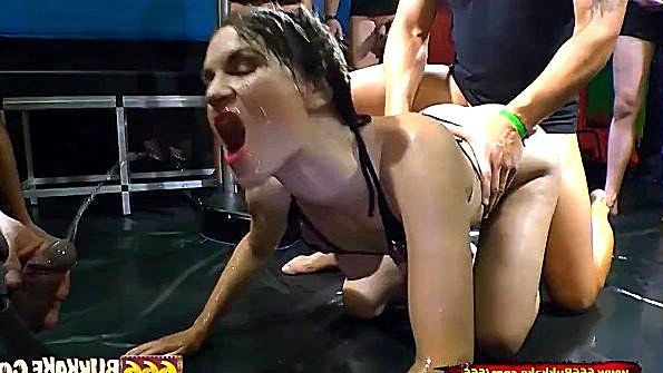 Сучку трахают и ссут на нее до полного унижения