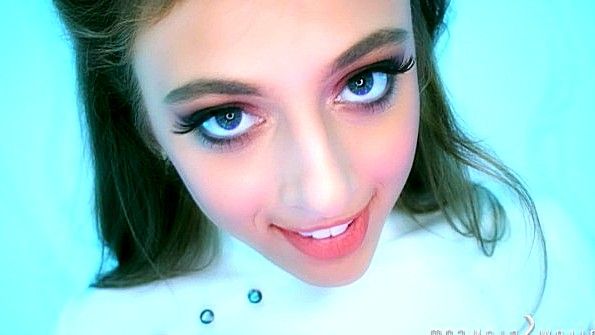 Шаловливая дочь разбирается с крупным хуем отца