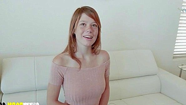 Девка разделась и не против заняться крутой еблей