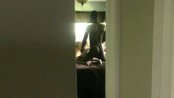 Муж подсматривает за трахом жены с негром