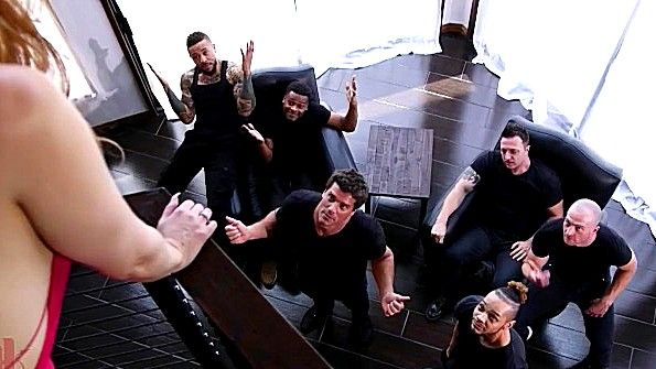 Сучка вышла к парням и дала себя им оттрахать