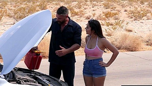 Починил машину и раскрутил итальянку на перепих