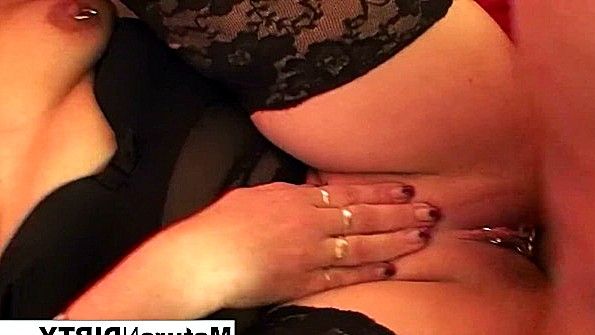 Старуха в шикарных чулках удивила парня трахом