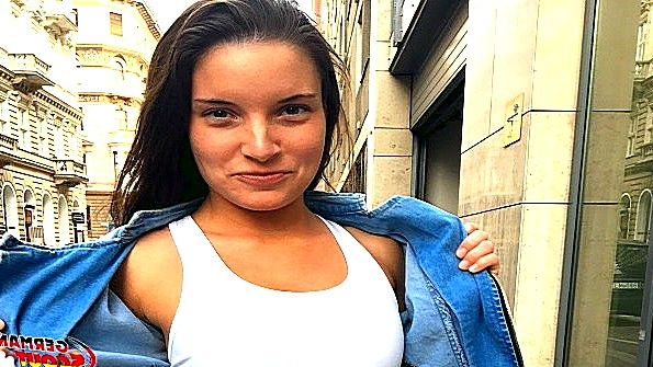 Худая девица рада поебаться с пикапером в жопу