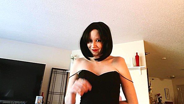 Мать кокетливо разделась перед сыном и стала ебаться