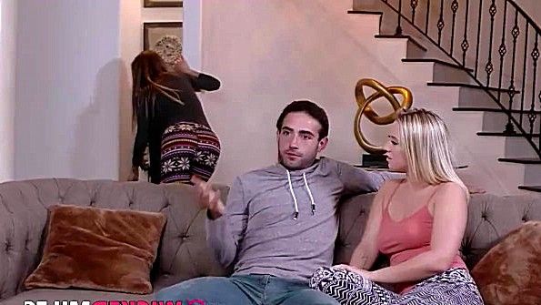 Мать присоединилась к траху сына с подругой