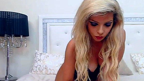 Накрашенная сучка активно мастурбирует на камеру