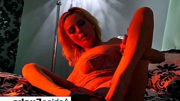 Сексапильная блондинка устроила соло в постели