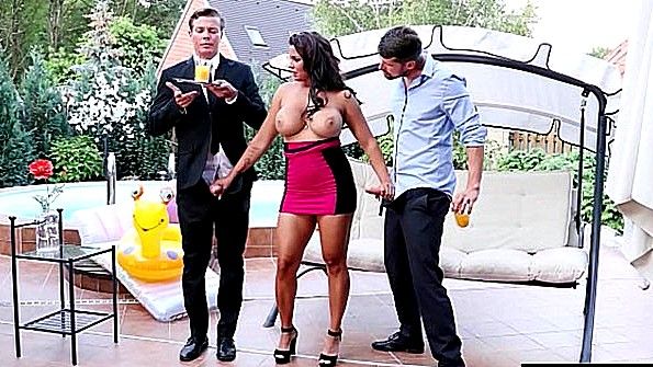 Сиськастая красотка устроила двойной перепих