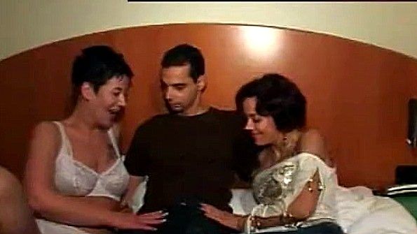 Две немецкие любительницы поиграют с хуем чувака