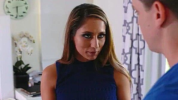 Жадная мать заставила сына снять штаны для дрочки