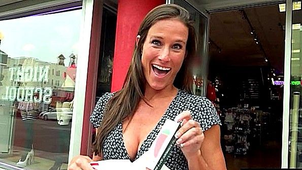 Баба откровенно шалит вибратором и трахается