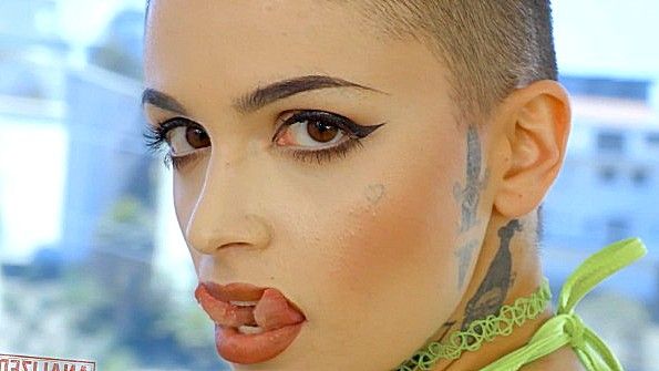 Щедро татуированная девица бесстыже ебется с чуваком