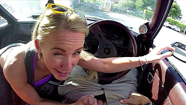 Отсосала у мужика в машине и ебется в офисе