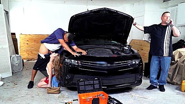 Молодая сучка дерзко ебется с автомехаником
