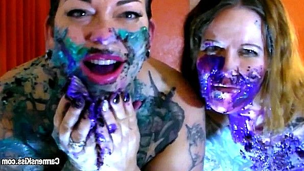 Голые лесбиянки вымазали тело в краску перед камерой