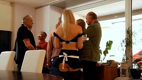 Горничная накормила мужиков и поебалась с ними