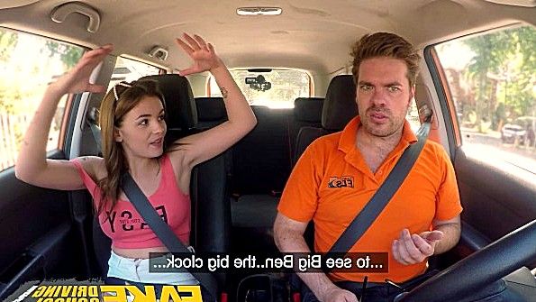 Милая девица классно ебется в машине инструктора