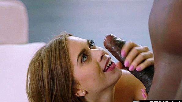 Распахнула полотенце и ебется с чернокожим парнем