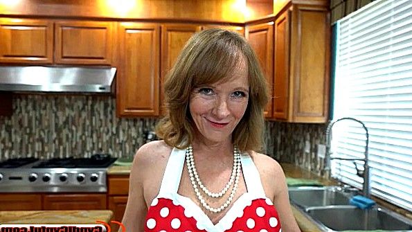 Похотливая старая мать сделала минет сыну