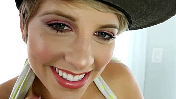 Кокетливая сучка готова потрахаться с чуваком бурно