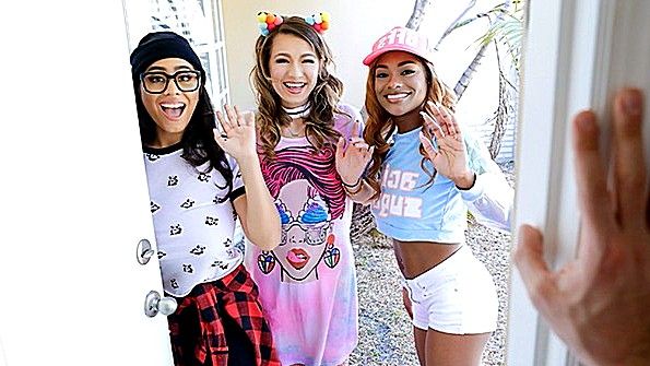 Три пошлых сучки устроили трах с чуваком