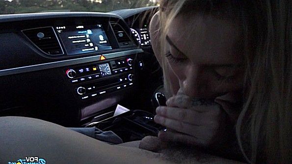 Показала парням пизду в машине и отдалась в кровати