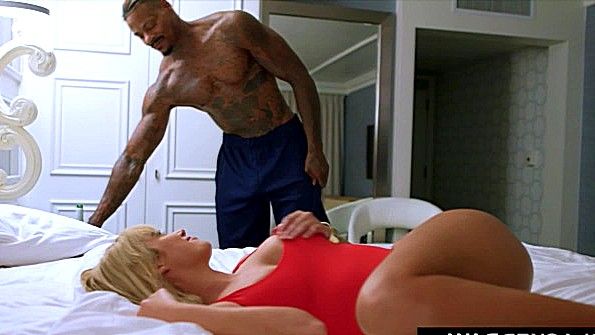 Негр рад оттрахать роскошную блондинку до одури
