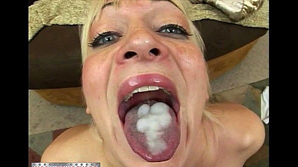 Развратница отсасывает хуй до полного рта спермы