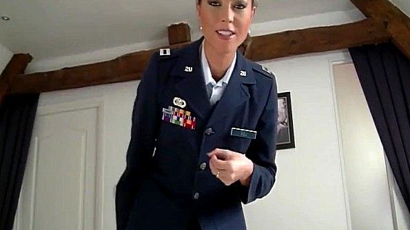 Военная тетка раздевается и показывает пизду